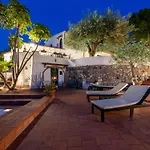 Villa With Pool & Jacuzzi *