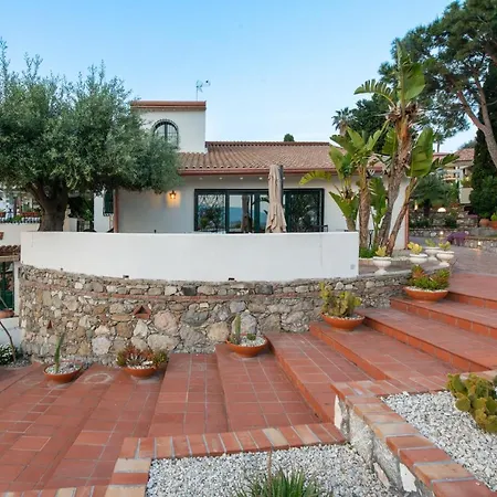 With Pool & Jacuzzi Villa Taormina