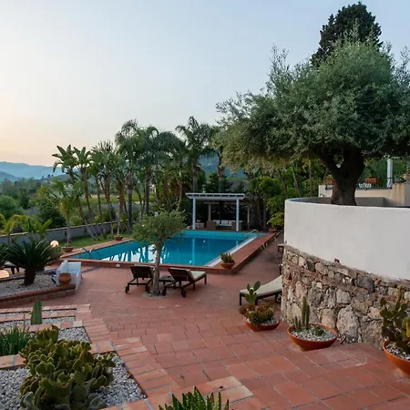 Villa With Pool & Jacuzzi *