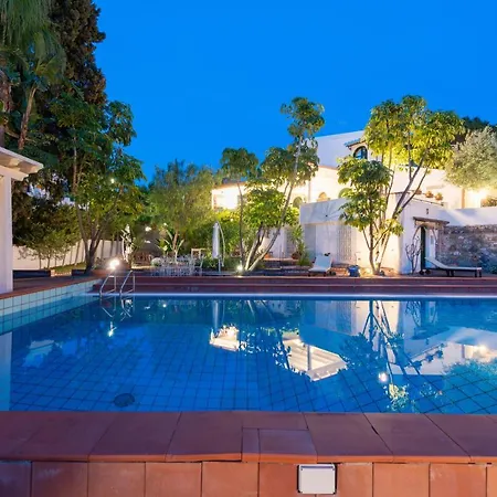 Villa With Pool & Jacuzzi *