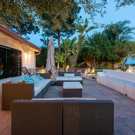 Villa With Pool & Jacuzzi