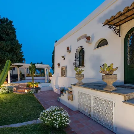 Villa With Pool & Jacuzzi *