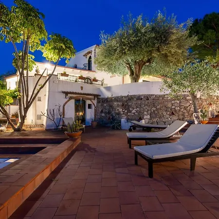 Villa With Pool & Jacuzzi *