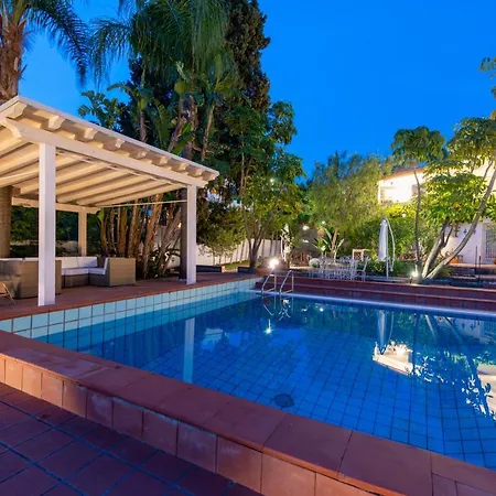 With Pool & Jacuzzi *
