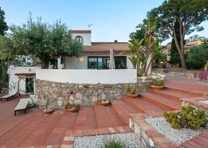 With Pool & Jacuzzi 빌라 타오르미나