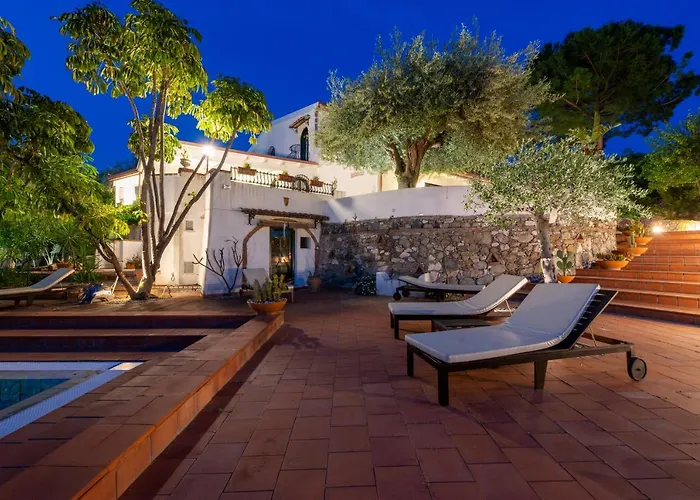 빌라 With Pool & Jacuzzi *