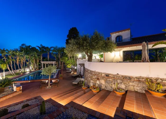 With Pool & Jacuzzi 빌라 타오르미나