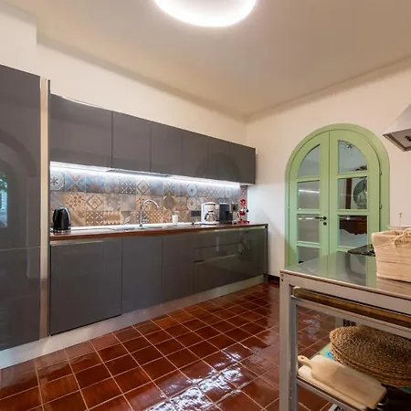 With Pool & Jacuzzi Vila