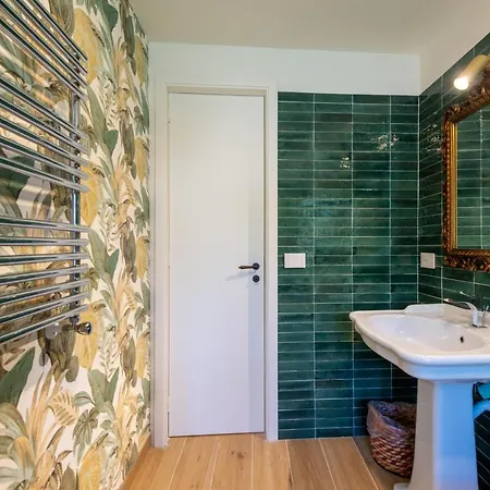 With Pool & Jacuzzi Vila