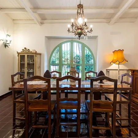 With Pool & Jacuzzi Vila