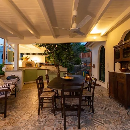 With Pool & Jacuzzi Vila Taormina