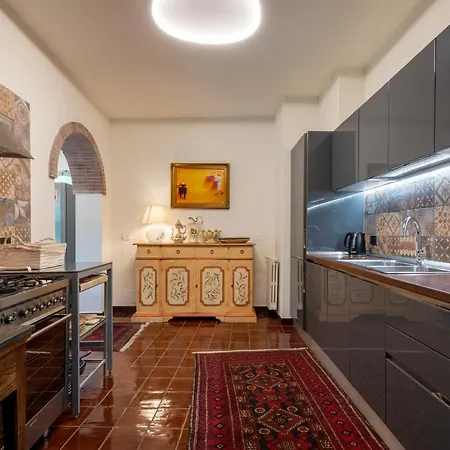 With Pool & Jacuzzi Vila *